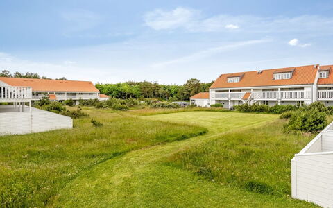 Jelke - 1Km from the Sea: Möbel, Interior Design, Flooring, Fussboden, Decke, Zimmer, Stuhl, Tabelle, Wohnung, Küche & Esszimmer Tisch