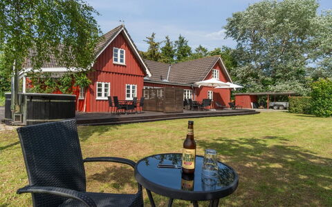 Ieva - 3.9Km from the Sea: Zuhause, Wohngebiet, Haus, Hütte, Dach, Grundstueck, Abstellgleis, Garten, Estate, Rasen
