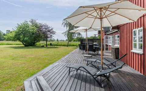 Ieva - 3.9Km from the Sea: Zuhause, Wohngebiet, Haus, Hütte, Dach, Grundstueck, Abstellgleis, Garten, Estate, Rasen
