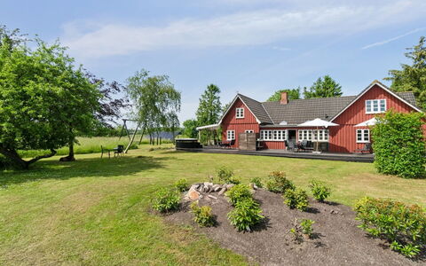 Ieva - 3.9Km from the Sea: Zuhause, Wohngebiet, Haus, Hütte, Dach, Grundstueck, Abstellgleis, Garten, Estate, Rasen