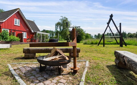 Ieva - 3.9Km from the Sea: Zuhause, Wohngebiet, Haus, Hütte, Dach, Grundstueck, Abstellgleis, Garten, Estate, Rasen