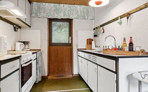 Awa - 800M from the Sea: Holz, Interior Design, Möbel, Flooring, Küche, Countertop, Decke, Zimmer, Light Fixture, Holzbeize
