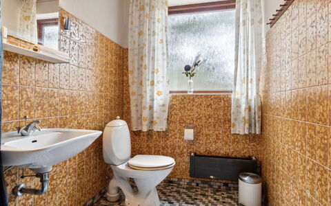 Awa - 800M from the Sea: Wand, Armatur, Badezimmer, Flooring, Fussboden, Interior Design, Bad Sink, Installation, Toilette, Fliese