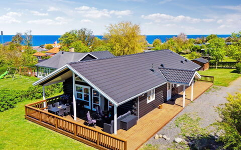 Hjalmar - 400M from the Sea: Möbel, Interior Design, Flooring, Fussboden, Decke, Zimmer, Stuhl, Tabelle, Wohnung, Küche & Esszimmer Tisch