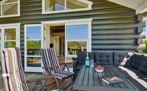 Hjalmar - 400M from the Sea: Möbel, Interior Design, Flooring, Fussboden, Decke, Zimmer, Stuhl, Tabelle, Wohnung, Küche & Esszimmer Tisch