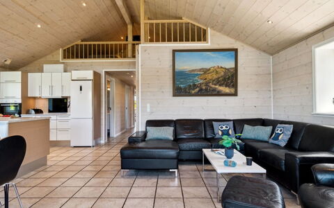 Hjalmar - 400M from the Sea: Möbel, Interior Design, Flooring, Fussboden, Decke, Zimmer, Stuhl, Tabelle, Wohnung, Küche & Esszimmer Tisch