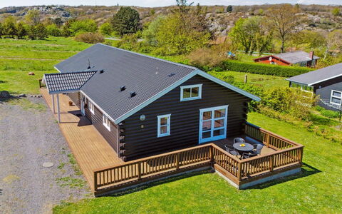 Hjalmar - 400M from the Sea: Möbel, Interior Design, Flooring, Fussboden, Decke, Zimmer, Stuhl, Tabelle, Wohnung, Küche & Esszimmer Tisch