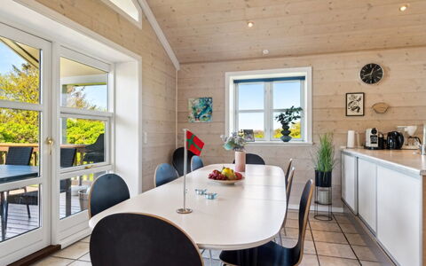 Hjalmar - 400M from the Sea: Möbel, Interior Design, Flooring, Fussboden, Decke, Zimmer, Stuhl, Tabelle, Wohnung, Küche & Esszimmer Tisch