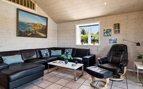 Hjalmar - 400M from the Sea: Möbel, Interior Design, Flooring, Fussboden, Decke, Zimmer, Stuhl, Tabelle, Wohnung, Küche & Esszimmer Tisch