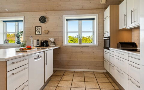 Hjalmar - 400M from the Sea: Möbel, Interior Design, Flooring, Fussboden, Decke, Zimmer, Stuhl, Tabelle, Wohnung, Küche & Esszimmer Tisch