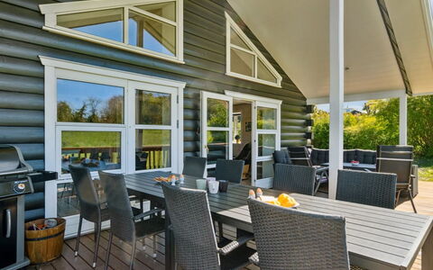 Hjalmar - 400M from the Sea: Möbel, Interior Design, Flooring, Fussboden, Decke, Zimmer, Stuhl, Tabelle, Wohnung, Küche & Esszimmer Tisch