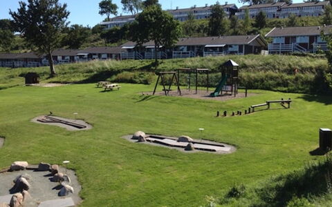 Isbiorn - 300M from the Sea: Gras, Rasen, Erholung, Park, Garten, Garten, Landscaping, Hinterhof