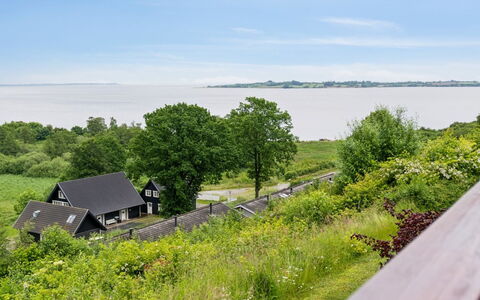 Isbiorn - 300M from the Sea: Gras, Wiese, Landschaft, Ökoregion, Einfach, Pflanzengemeinschaft, Grundstueck, Gartenmöbel, Prärie, Shrubland