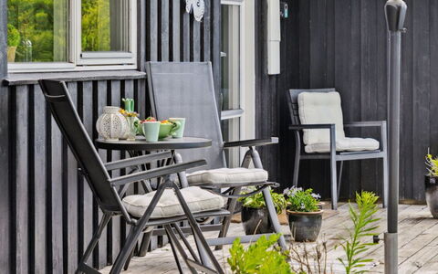 Caro - 900M from the Sea: Möbel, Interior Design, Flooring, Fussboden, Decke, Zimmer, Stuhl, Tabelle, Wohnung, Küche & Esszimmer Tisch