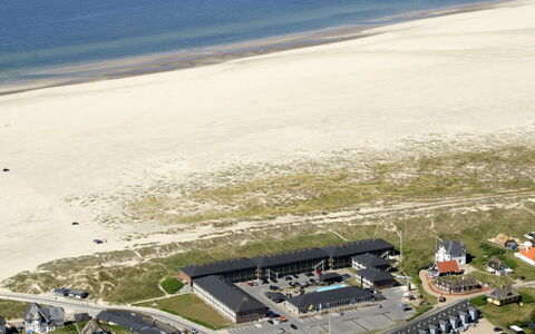 Brynhild - 50M from the Sea: Wohngebiet, Dach, Landschaft, Vorort, Sand