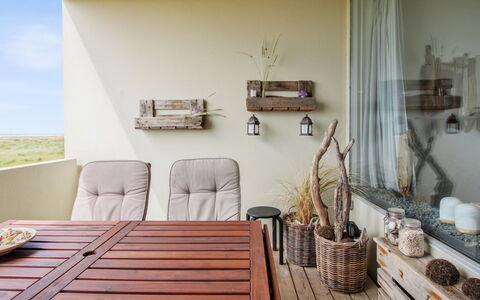 Brynhild - 50M from the Sea: Möbel, Interior Design, Holz, Fussboden, Beleuchtung, Tabelle, Flooring, Zimmer, Stuhl, Decke