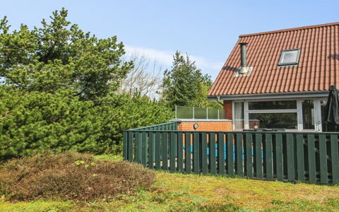 Rufina - 3.5Km from the Sea: Strauch, Zaun, Home Fechten, Garten, Schatten, Hütte, Rasen, Landscaping, Lattenzaun, Garten