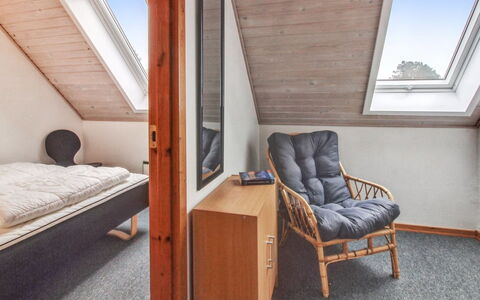 Rufina - 3.5Km from the Sea: Holz, Flooring, Fussboden, Möbel, Interior Design, Decke, Schlafzimmer, Hartholz, Zimmer, Bett