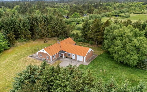 Marlise - 2.5Km from the Sea: Haus, Zuhause, Dach, Wohngebiet, Hütte, Estate, Bauernhaus, Rasen, Landscaping, Abstellgleis