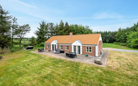 Marlise - 2.5Km from the Sea: Haus, Zuhause, Dach, Wohngebiet, Hütte, Estate, Bauernhaus, Rasen, Landscaping, Abstellgleis