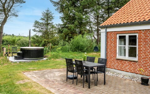 Marlise - 2.5Km from the Sea: Haus, Zuhause, Dach, Wohngebiet, Hütte, Estate, Bauernhaus, Rasen, Landscaping, Abstellgleis