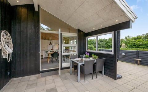 Noreen - 1.4Km to the Fjord: Möbel, Interior Design, Flooring, Fussboden, Decke, Zimmer, Stuhl, Tabelle, Wohnung, Küche & Esszimmer Tisch