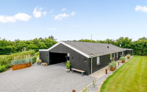 Noreen - 1.4Km to the Fjord: Möbel, Interior Design, Flooring, Fussboden, Decke, Zimmer, Stuhl, Tabelle, Wohnung, Küche & Esszimmer Tisch