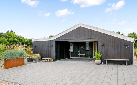 Noreen - 1.4Km to the Fjord: Möbel, Interior Design, Flooring, Fussboden, Decke, Zimmer, Stuhl, Tabelle, Wohnung, Küche & Esszimmer Tisch