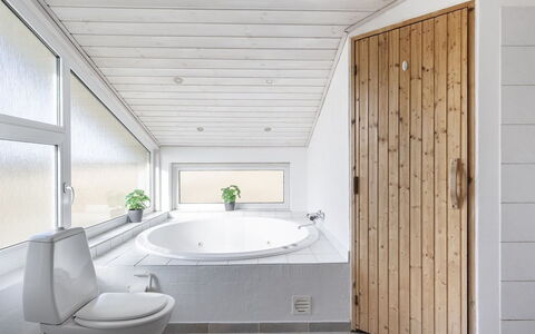 Merta - 150M from the Sea: Flooring, Interior Design, Fussboden, Wand, Armatur, Holz, Decke, Badezimmer, Zimmer, Beleuchtung