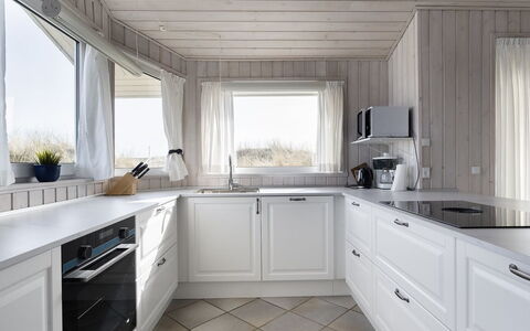 Merta - 150M from the Sea: Flooring, Interior Design, Küche, Decke, Countertop, Cabinetry, Fussboden, Zuhause, Küchengerät, Sinken