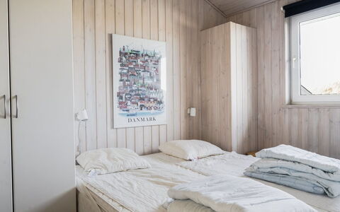 Merta - 150M from the Sea: Schlafzimmer, Bett, Wand, Bettdecke, Holz, Bedding, Fussboden, Interior Design, Flooring, Linens