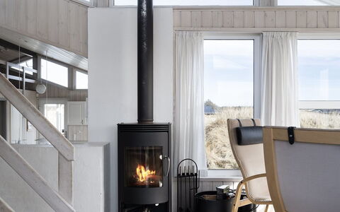 Merta - 150M from the Sea: Feuerstelle, Holzofen, Fussboden, Wohnzimmer, Kamin, Kamin, Hartholz, Natürliches Material, Haushaltsgerät, Holzbeize