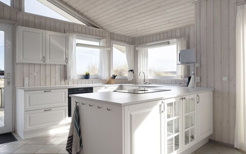 Merta - 150M from the Sea: Küche, Countertop, Interior Design, Cabinetry, Flooring, Möbel, Decke, Fussboden, Zuhause, Küchengerät