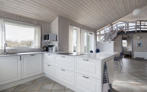 Merta - 150M from the Sea: Küche, Holz, Flooring, Interior Design, Countertop, Decke, Fussboden, Zuhause, Cabinetry, Möbel