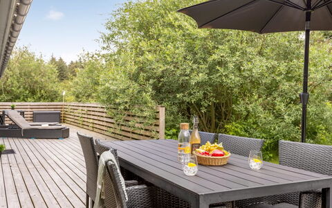 Yngve - 1.2Km from the Sea: Holz, Zuhause, Veranda, Deck, Hartholz, Dach, Holzbeize, Holzboden, Eco Hotel