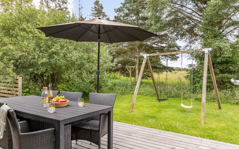 Yngve - 1.2Km from the Sea: Holz, Zuhause, Veranda, Deck, Hartholz, Dach, Holzbeize, Holzboden, Eco Hotel