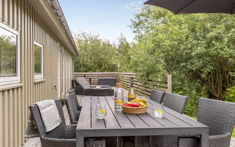 Yngve - 1.2Km from the Sea: Holz, Zuhause, Veranda, Deck, Hartholz, Dach, Holzbeize, Holzboden, Eco Hotel