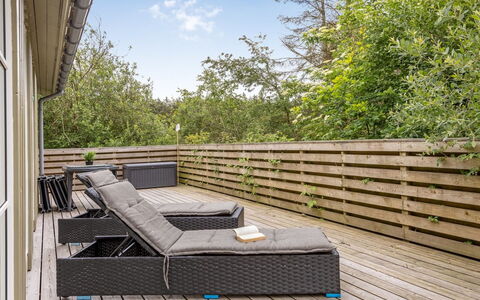 Yngve - 1.2Km from the Sea: Holz, Zuhause, Veranda, Deck, Hartholz, Dach, Holzbeize, Holzboden, Eco Hotel