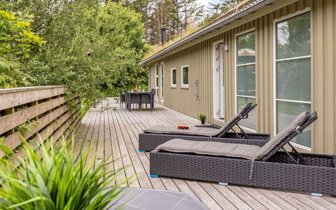 Yngve - 1.2Km from the Sea: Holz, Zuhause, Veranda, Deck, Hartholz, Dach, Holzbeize, Holzboden, Eco Hotel