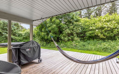 Yngve - 1.2Km from the Sea: Holz, Zuhause, Veranda, Deck, Hartholz, Dach, Holzbeize, Holzboden, Eco Hotel