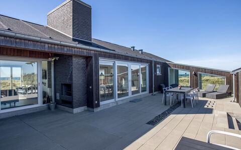 Carit - 450M from the Sea: Holz, Zuhause, Veranda, Deck, Hartholz, Dach, Holzbeize, Holzboden, Eco Hotel