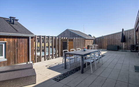 Carit - 450M from the Sea: Holz, Zuhause, Veranda, Deck, Hartholz, Dach, Holzbeize, Holzboden, Eco Hotel