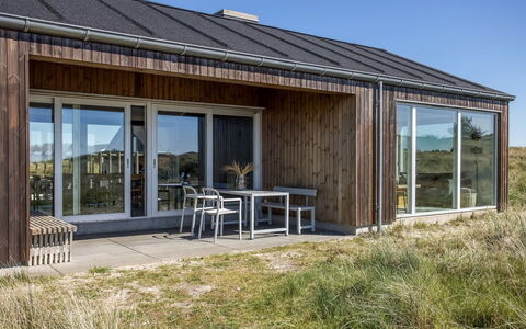 Carit - 450M from the Sea: Holz, Zuhause, Veranda, Deck, Hartholz, Dach, Holzbeize, Holzboden, Eco Hotel