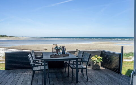 Eleanore - 25M from the Sea: Holz, Zuhause, Veranda, Deck, Hartholz, Dach, Holzbeize, Holzboden, Eco Hotel