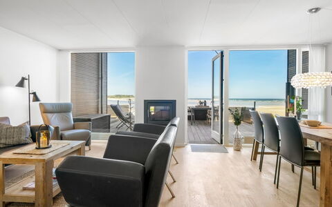 Eleanore - 25M from the Sea: Holz, Zuhause, Veranda, Deck, Hartholz, Dach, Holzbeize, Holzboden, Eco Hotel