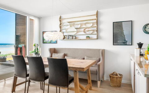 Eleanore - 25M from the Sea: Holz, Zuhause, Veranda, Deck, Hartholz, Dach, Holzbeize, Holzboden, Eco Hotel