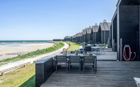Eleanore - 25M from the Sea: Holz, Zuhause, Veranda, Deck, Hartholz, Dach, Holzbeize, Holzboden, Eco Hotel