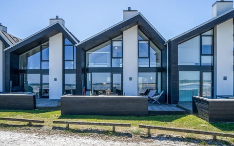 Eleanore - 25M from the Sea: Holz, Zuhause, Veranda, Deck, Hartholz, Dach, Holzbeize, Holzboden, Eco Hotel