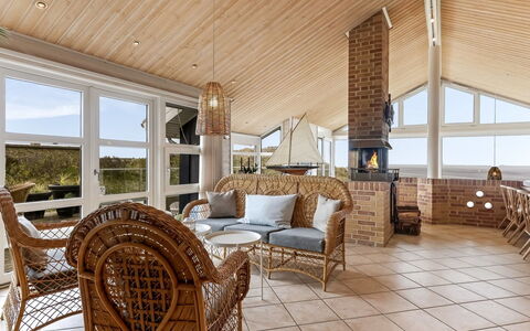 Aster - 150M from the Sea: Möbel, Interior Design, Holz, Decke, Flooring, Fussboden, Stuhl, Zuhause, Wohnzimmer, Couch