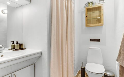 Aster - 150M from the Sea: Toilleten Sitz, Wand, Toilette, Armatur, Badezimmer, Interior Design, Flooring, Fussboden, Installation, Sinken